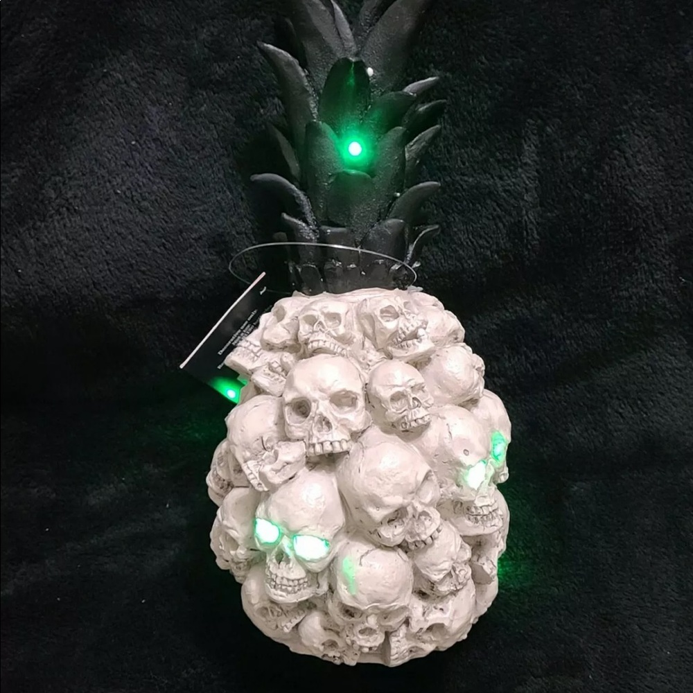 🍍LIT MULTICOLOR SKULL PINEAPPLE HALLOWEEN DECOR